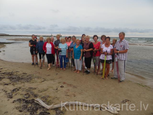 Nūjošanas projekta nodarbības dalībnieki Pāvilostas jūrmalā